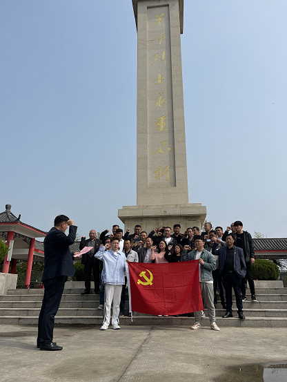 淮北市粮油食品局直属库有限公司支部全体党员赴相山区革命烈士陵园